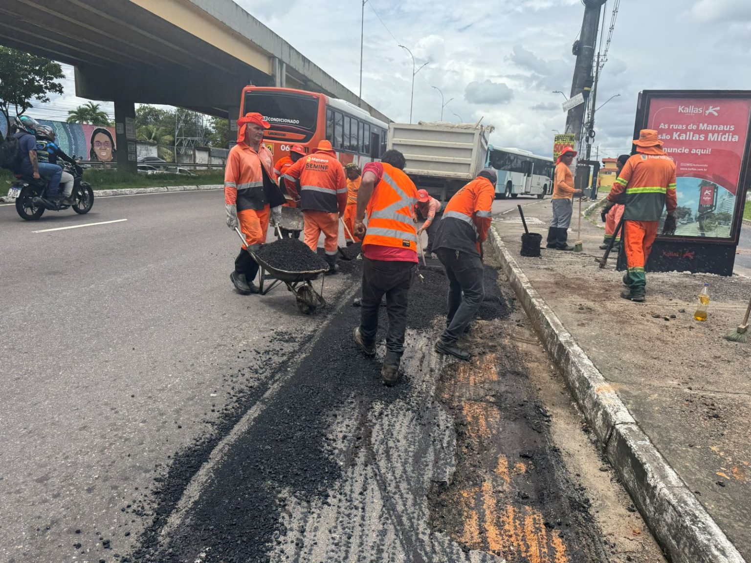 Prefeitura de Manaus realiza recuperação de importantes corredores viários após danos causados pela Águas de Manaus