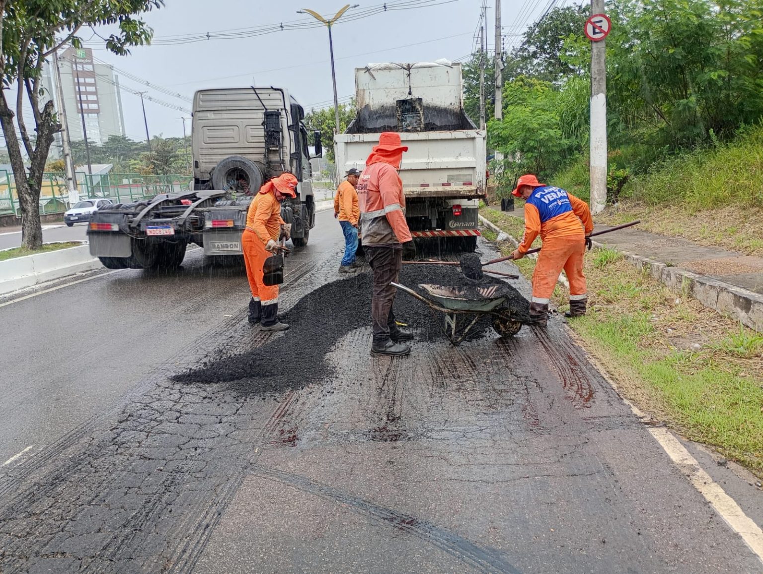 Prefeitura de Manaus realiza serviços de manutenção asfáltica na avenida Rodrigo Otávio