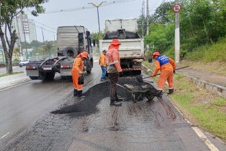 Prefeitura de Manaus realiza serviços de manutenção asfáltica na avenida Rodrigo Otávio