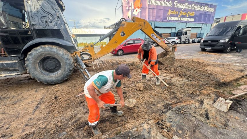 Prefeitura de Manaus recupera drenagem danificada após falha de serviço da concessionária de água no Centro 