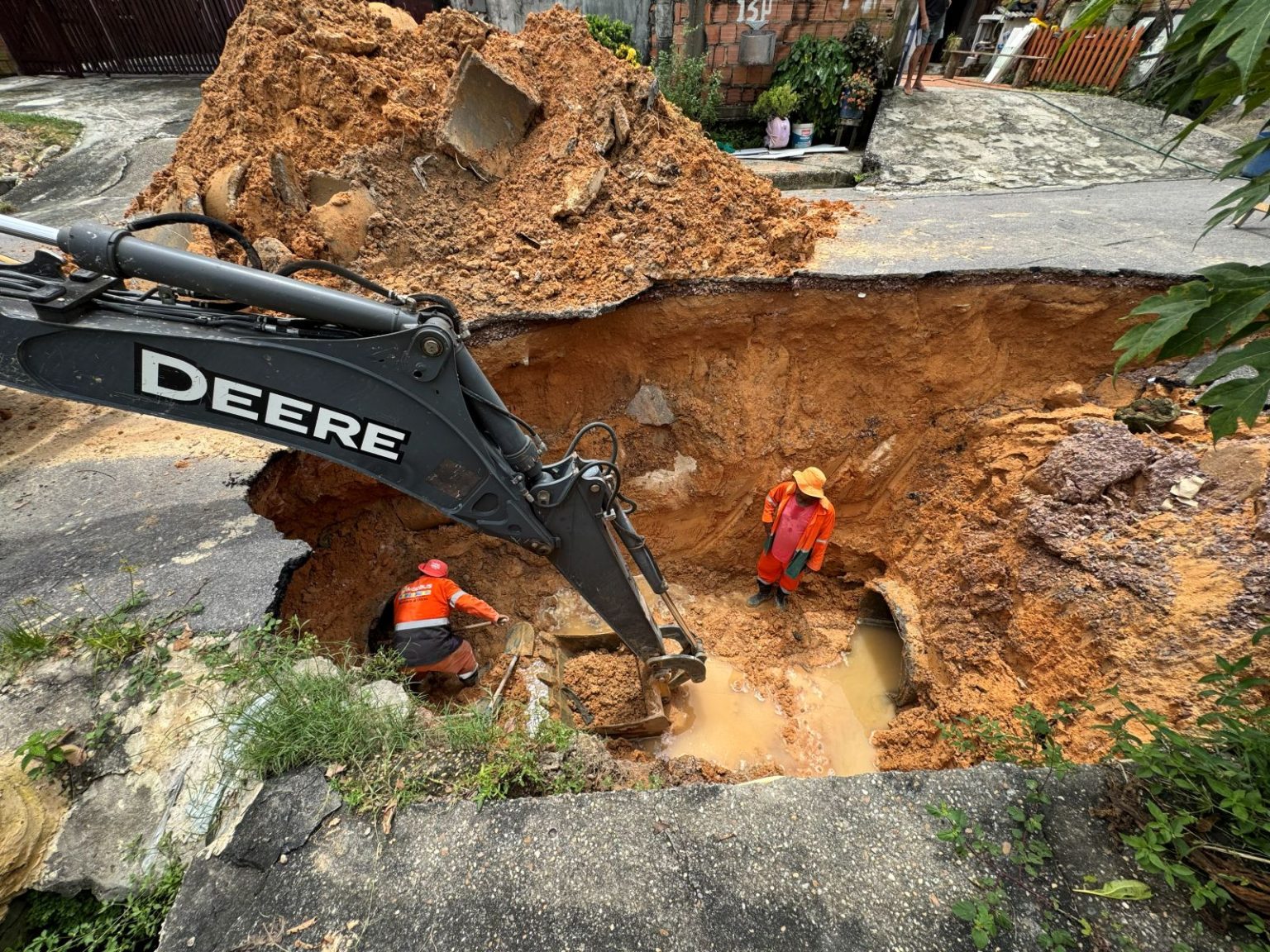 Prefeitura de Manaus recupera drenagem e devolve segurança viária a moradores do conjunto Águas Claras