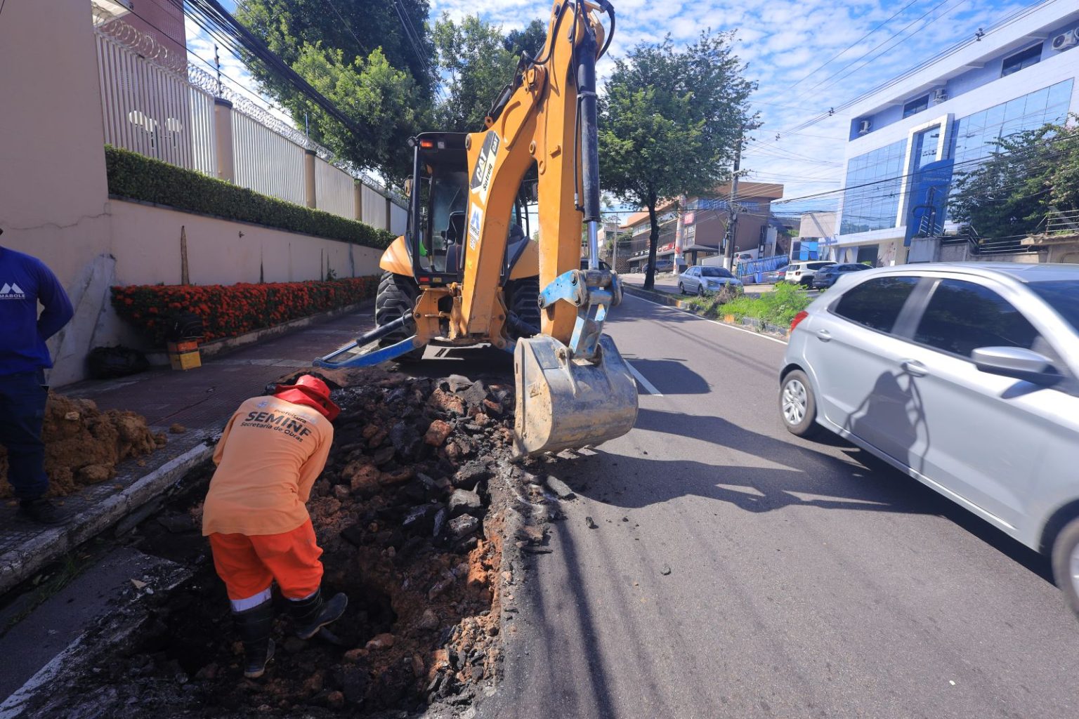 Prefeitura de Manaus recupera rede de drenagem na avenida Umberto Calderaro Filho