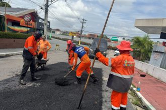 Prefeitura de Manaus reforça manutenção asfáltica no bairro Flores, na zona Centro-Sul