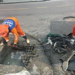 Prefeitura de Manaus reforça serviços de limpeza e desobstrução de caixas coletoras no bairro Petropólis