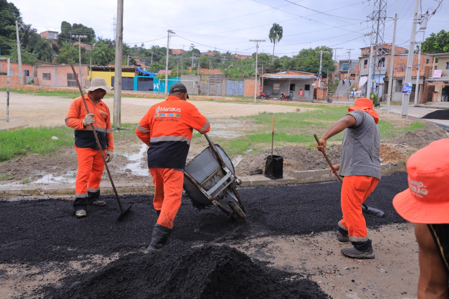 Prefeitura de Manaus leva novo asfalto a via do bairro Gilberto Mestrinho e melhora mobilidade da comunidade