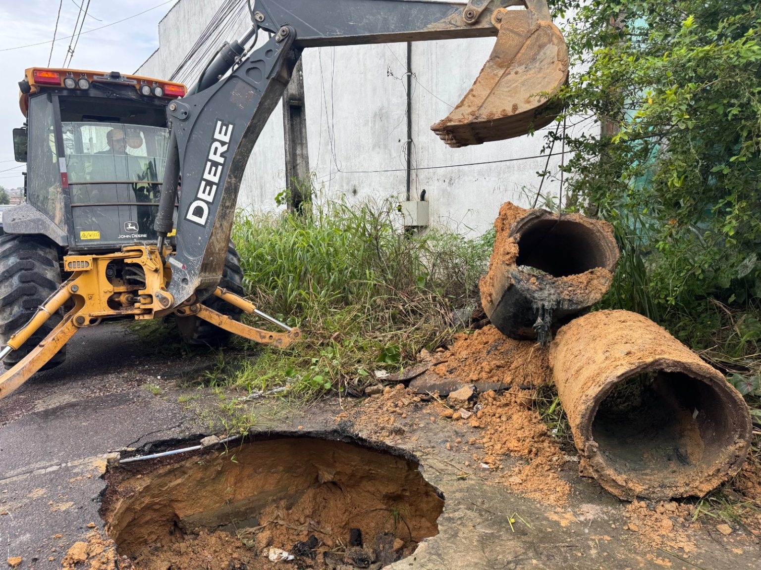 Prefeitura reforça drenagem profunda e garante segurança no bairro Novo Aleixo após chuvas intensas