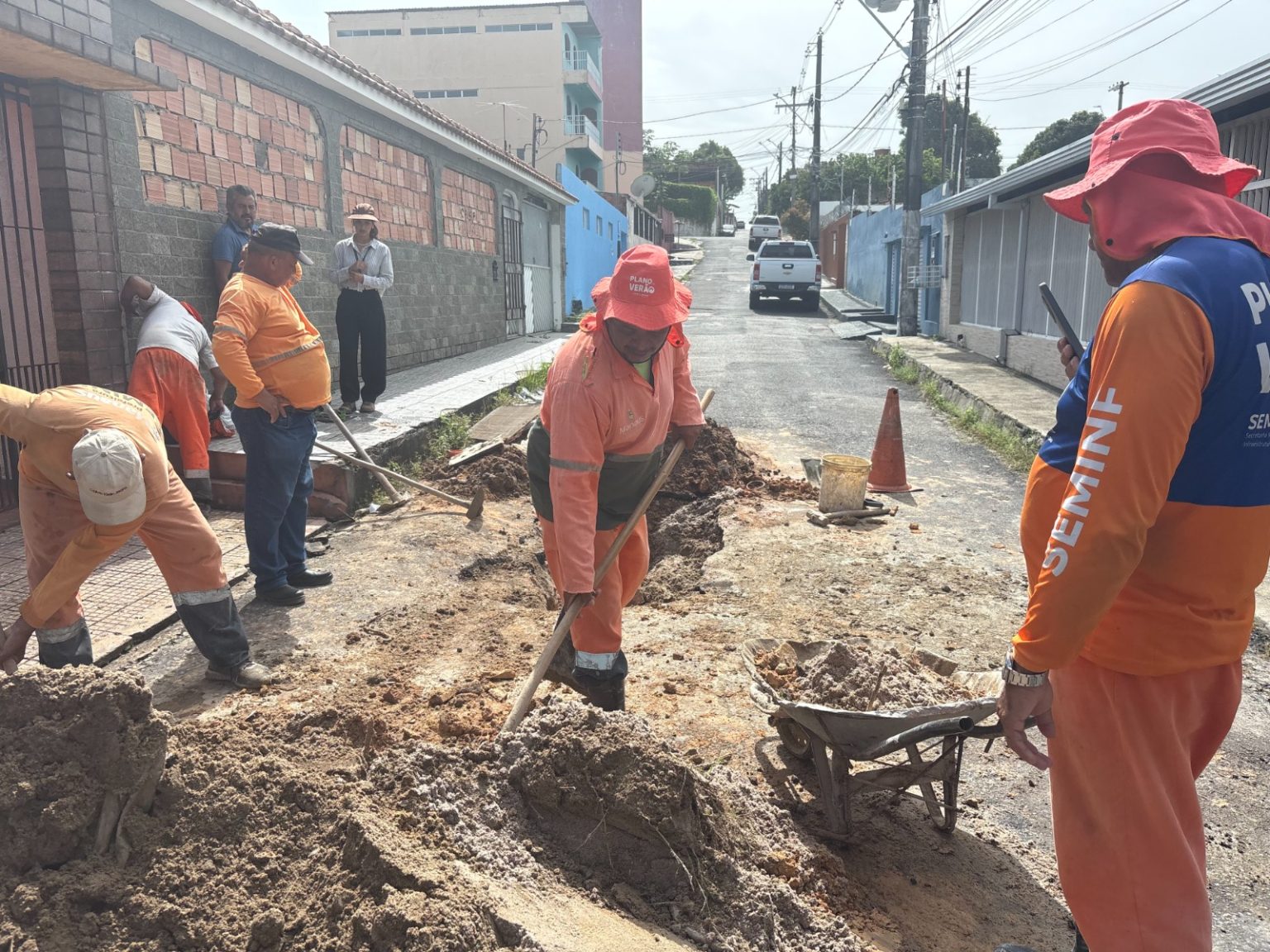 Sistema de drenagem profunda em via do bairro Japiim é restabelecida com serviços de infraestrutura da prefeitura