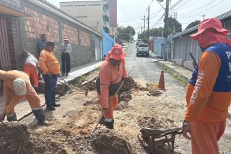Sistema de drenagem profunda em via do bairro Japiim é restabelecida com serviços de infraestrutura da prefeitura