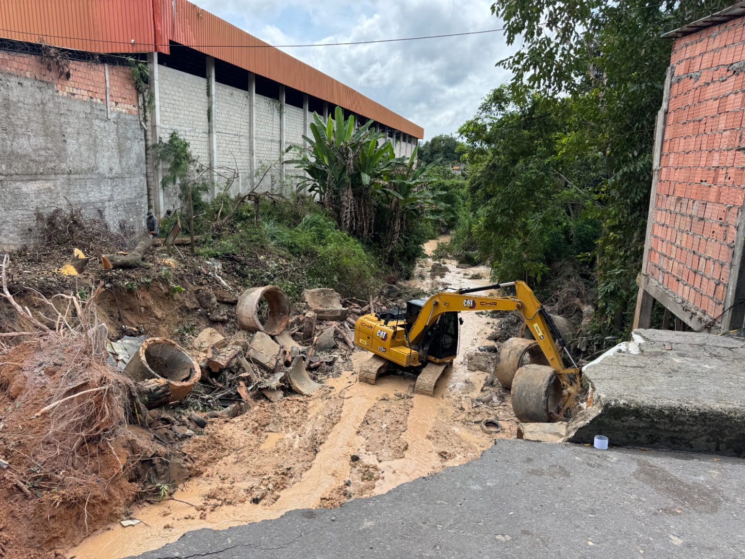 Prefeitura de Manaus executa serviços de infraestrutura na avenida Autaz Mirim, no bairro Jorge Teixeira