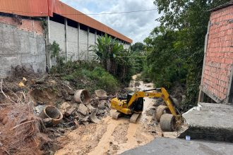 Prefeitura de Manaus executa serviços de infraestrutura na avenida Autaz Mirim, no bairro Jorge Teixeira
