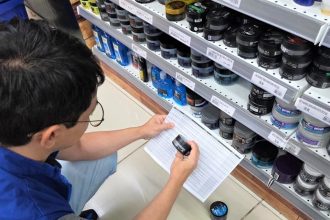 Prefeitura de Manaus apreende pomadas em situação irregular em fiscalização da ação ‘Cabelo Seguro’