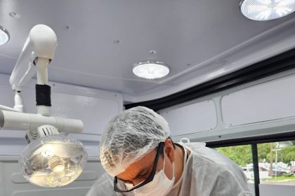 Unidade odontológica móvel da Prefeitura de Manaus realiza mais de 190 atendimentos a idosos em menos de um mês