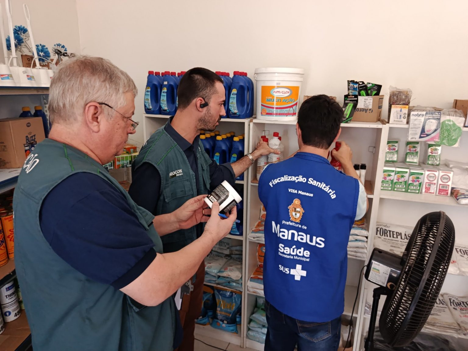 Fiscalização conjunta com apoio da Prefeitura de Manaus retira de circulação 600 quilos de saneantes irregulares na capital