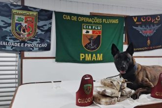 Base Tiradentes: Cão policial encontra seis quilos de entorpecentes escondidos em uma bolsa