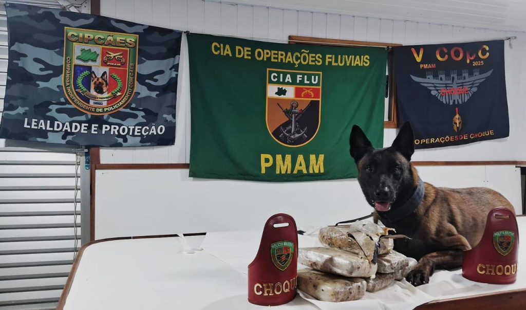Base Tiradentes: Cão policial encontra seis quilos de entorpecentes escondidos em uma bolsa