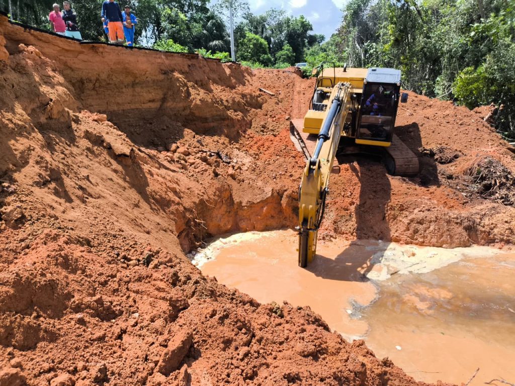 Seinfra realiza obras emergenciais de recuperação de processo erosivo no ramal do Caldeirão