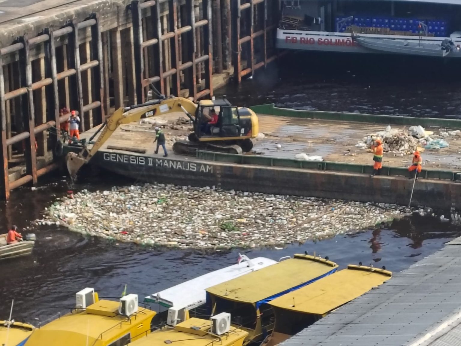 Prefeitura de Manaus reforça limpeza em toda a orla do rio Negro após fortes chuvas