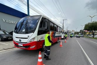 Operação da Prefeitura de Manaus aborda 33 veículos na zona Norte da capital