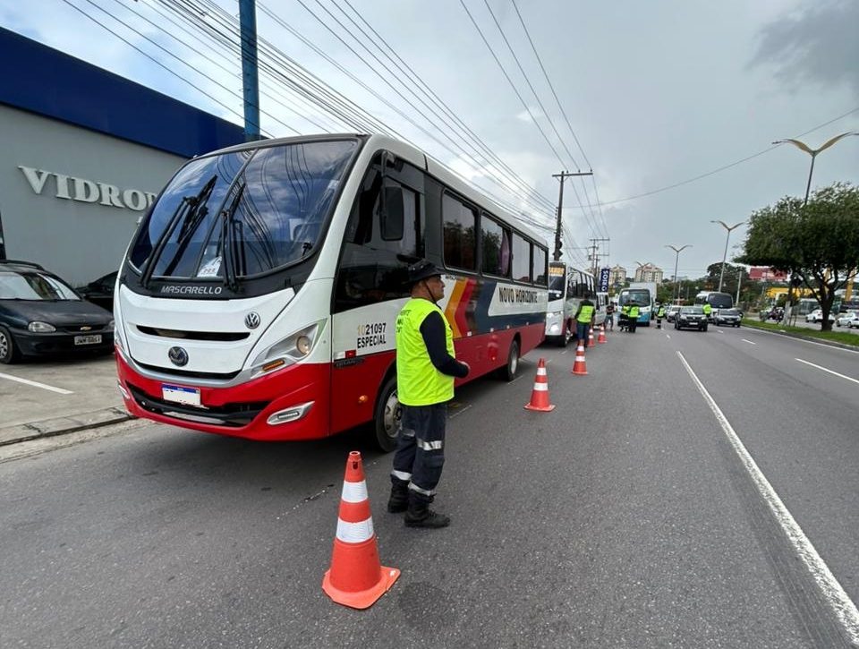Operação da Prefeitura de Manaus aborda 33 veículos na zona Norte da capital
