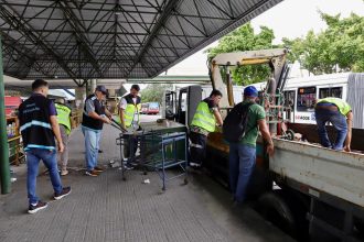 Prefeitura realiza limpeza e retirada de bancas abandonadas no Terminal 4