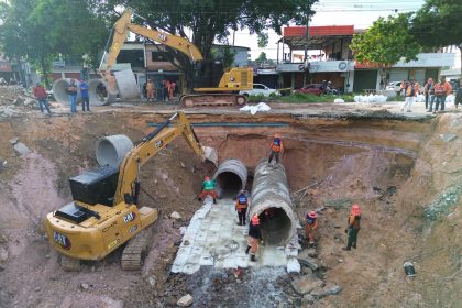Prefeitura de Manaus dá continuidade às obras de manutenção e recuperação viária na avenida Autaz Mirim 