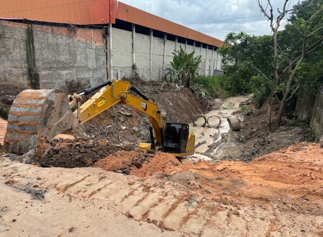 Obra de grande porte avança na avenida Autaz Mirim e prefeitura mantém frentes de trabalho em ritmo intensivo