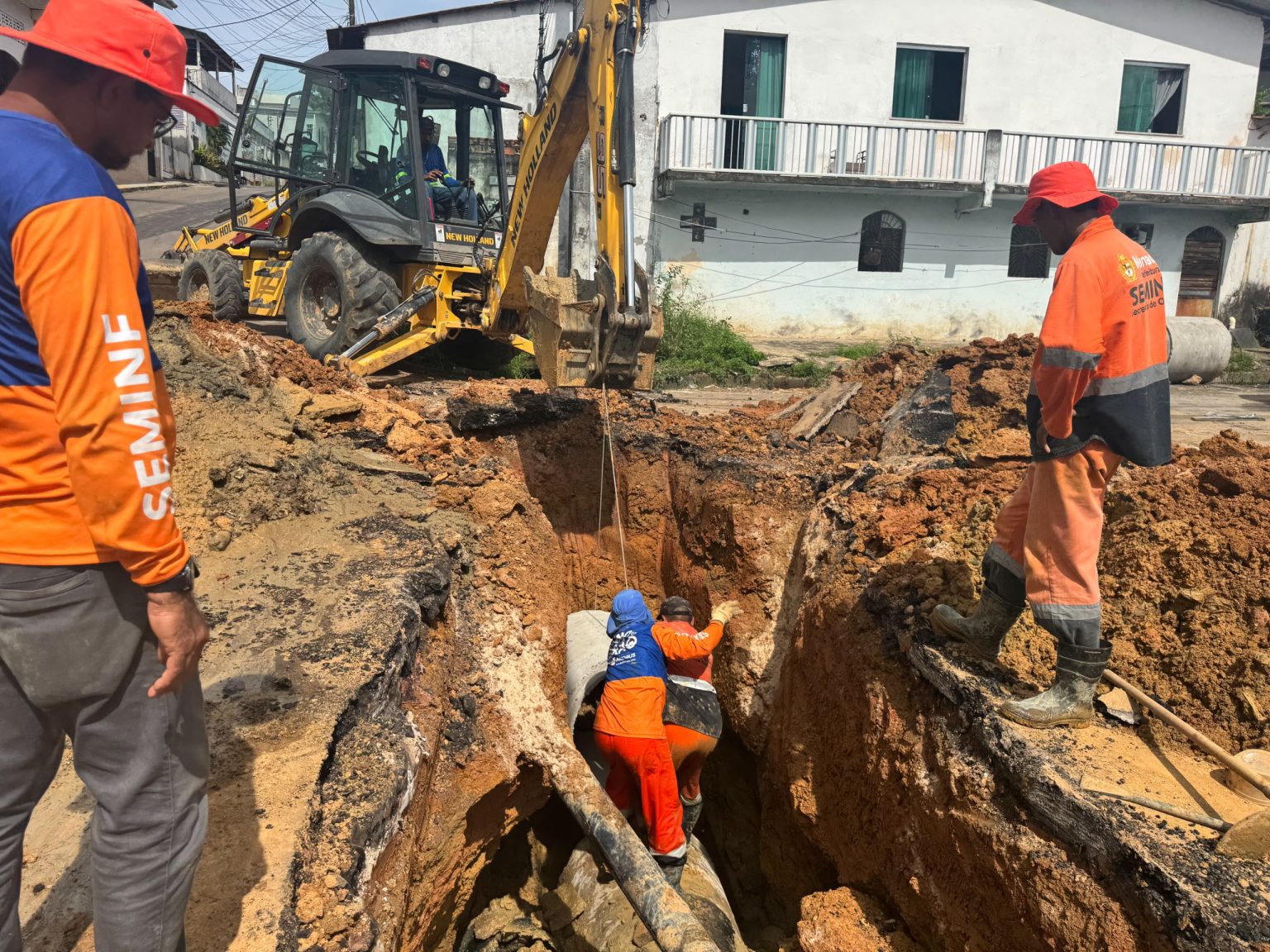 Prefeitura de Manaus recupera 50 metros de galeria subterrânea de drenagem no bairro Lírio do Vale