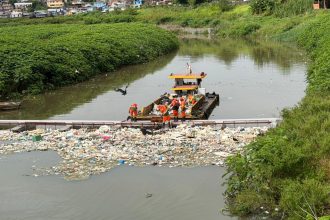 Nova ecobarreira da Prefeitura de Manaus impede 40 toneladas de lixo no rio Negro uma semana depois de instalada