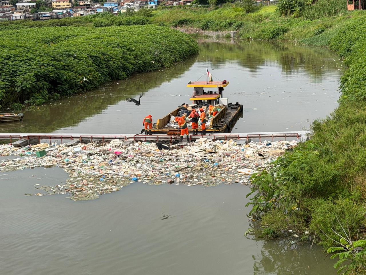 Nova ecobarreira da Prefeitura de Manaus impede 40 toneladas de lixo no rio Negro uma semana depois de instalada