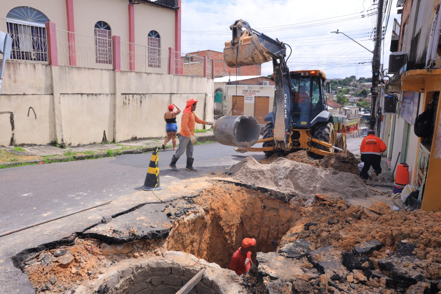 Prefeitura de Manaus atende solicitação dos moradores no bairro Zumbi e recupera mais uma rede de drenagem profunda 