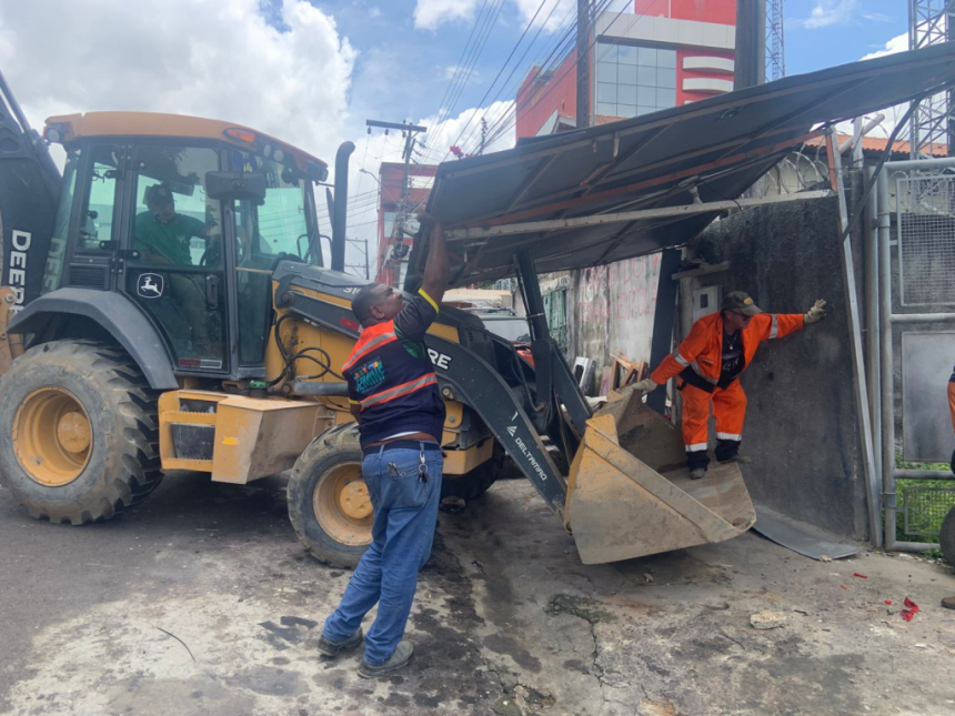 Prefeitura realiza duas demolições administrativas em áreas públicas nas zonas Sul e Oeste de Manaus