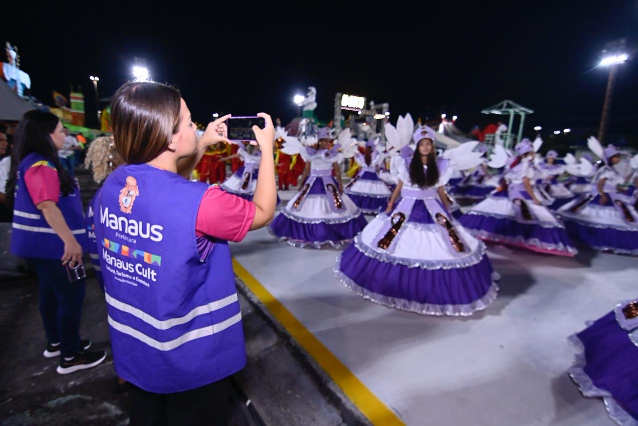 Prefeitura de Manaus acompanha primeira noite de desfiles das escolas de samba e reforça apoio ao Carnaval
