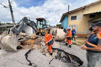 Prefeitura de Manaus atua em cratera provocada por descarte irregular de lixo no Campo Dourado 