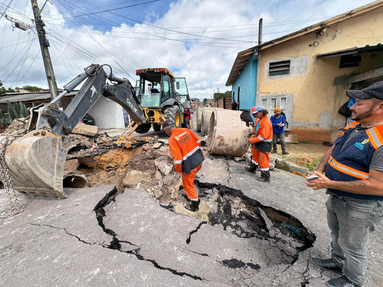 Prefeitura de Manaus atua em cratera provocada por descarte irregular de lixo no Campo Dourado 