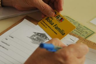 Projeto cria 13º salário para beneficiários do programa Bolsa Família