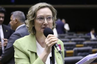 Deputada diz que campanhas alertam, mas não resolvem problema do feminicídio; ouça a entrevista