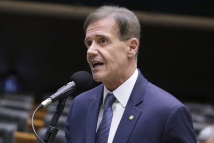 Deputado defende proibição de armas para pessoas sob medida protetiva; veja a entrevista