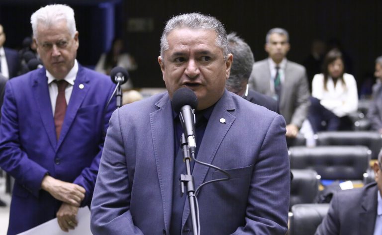 Projeto aumenta pena de importunação sexual na frente de criança