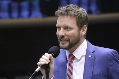 Projeto permite adiar audiência após atraso de 30 minutos