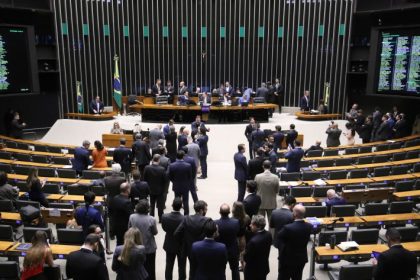Plenário aprova reestruturação de carreiras dos servidores da Câmara e do Senado
