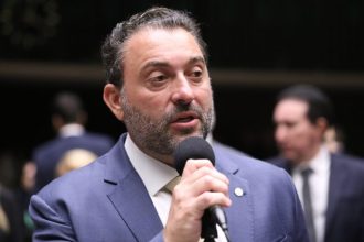 Projeto aprovado cria programa de desligamento incentivado para empregados públicos anistiados