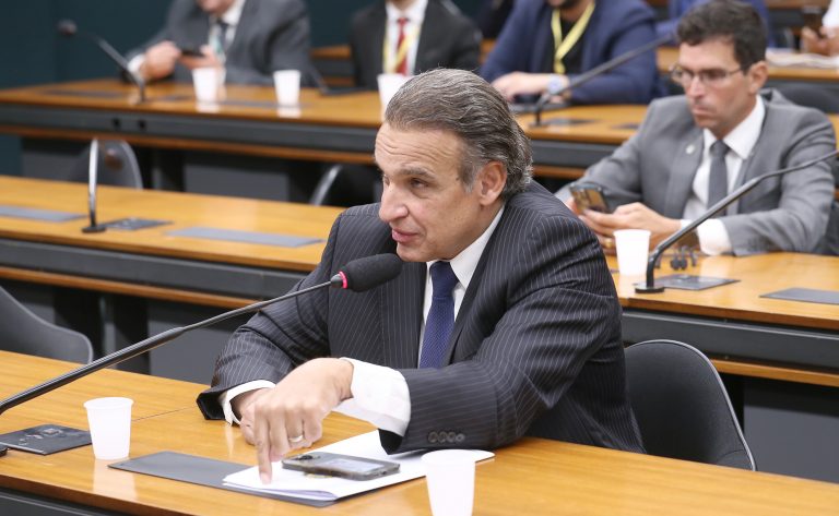 Comissão aprova projeto que permite uso do Fust para levar energia a escolas sem eletricidade