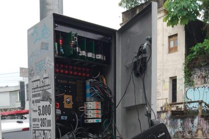 Prefeitura denuncia ação de vandalismo que destruiu caixa de semáforo e colocou trânsito em risco no Centro de Manaus