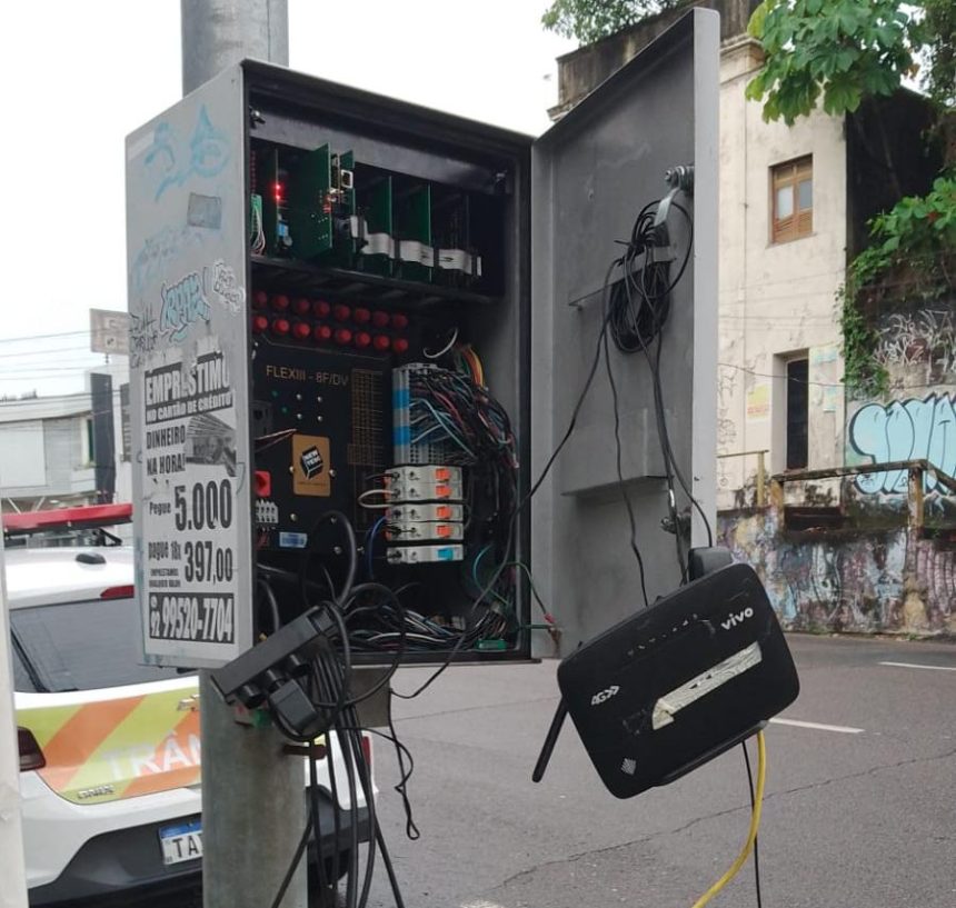 Prefeitura denuncia ação de vandalismo que destruiu caixa de semáforo e colocou trânsito em risco no Centro de Manaus