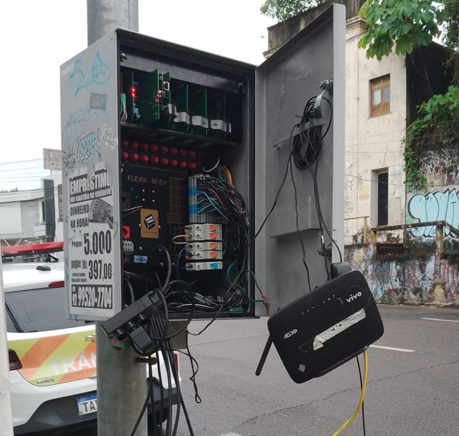 Prefeitura denuncia ação de vandalismo que destruiu caixa de semáforo e colocou trânsito em risco no Centro de Manaus