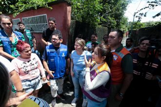 Força-tarefa da Prefeitura de Manaus continua assistindo famílias afetadas pela forte chuva na capital