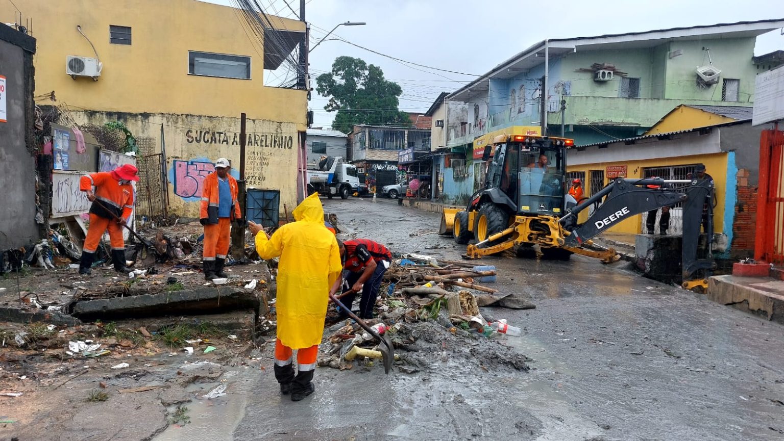 Prefeitura de Manaus intensifica ações e realiza limpeza estratégica para combater alagamentos na zona Leste