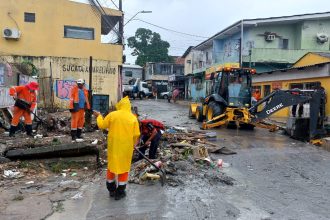 Prefeitura de Manaus intensifica ações e realiza limpeza estratégica para combater alagamentos na zona Leste