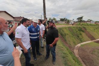 Em Rio Preto da Eva, governador Wilson Lima entrega obra de contenção e vistoria reforma do hospital no aniversário de 44 anos do município