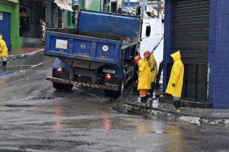 Prefeitura de Manaus reforça limpeza de drenagem no centro histórico e garante mais fluidez no escoamento das chuvas